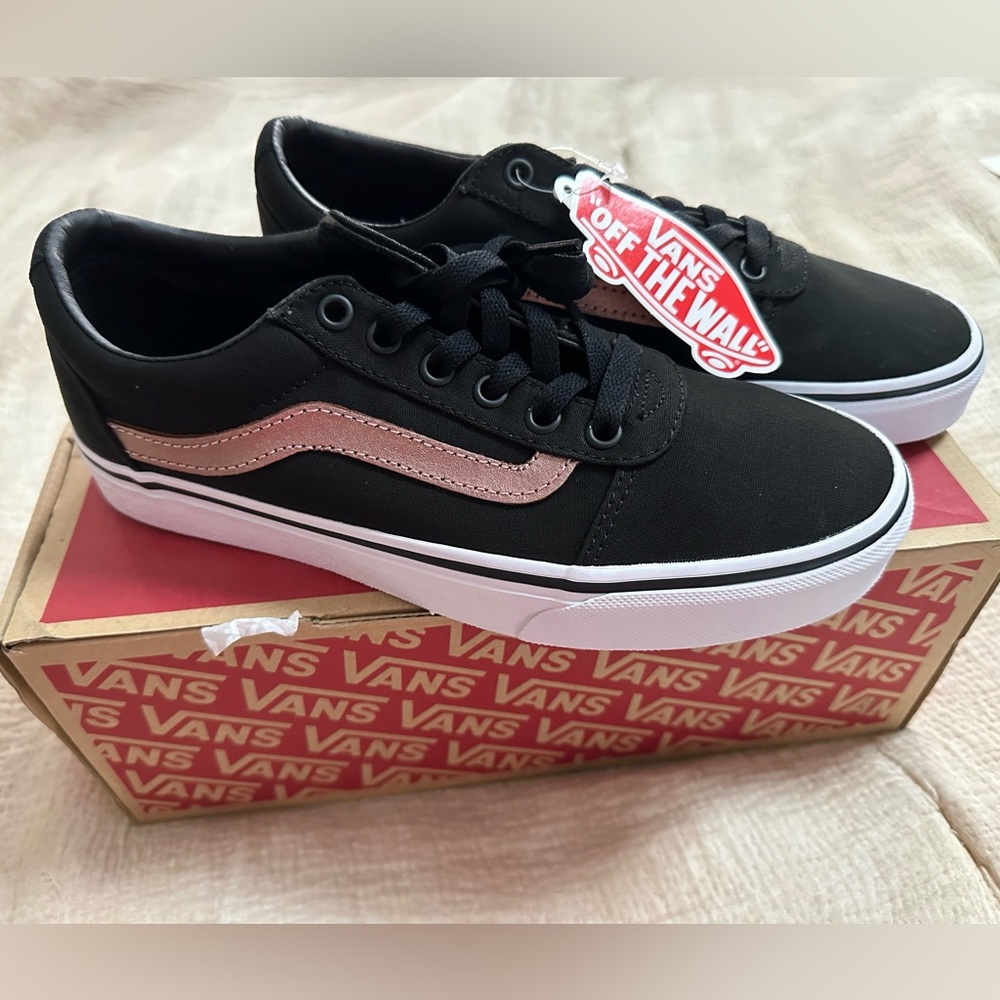 Vans Ward black & rose gold women’s 8. Never worn.